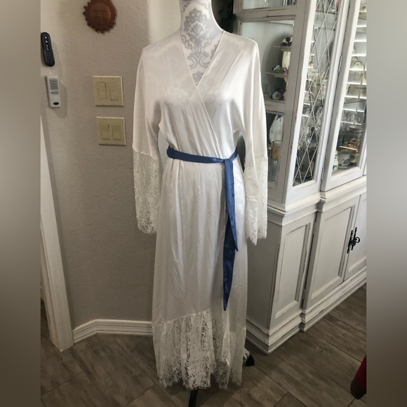 White Full Length Lace Trimmed Robe with Sash Size Small Lingerie Coverup - Picture 11 of 11